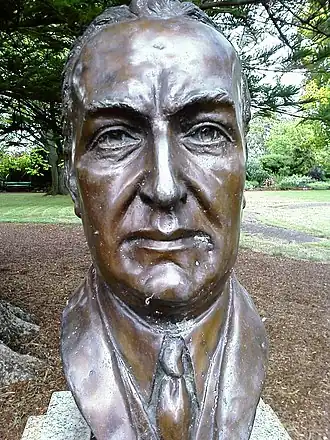 8-йСтэнли Брюс