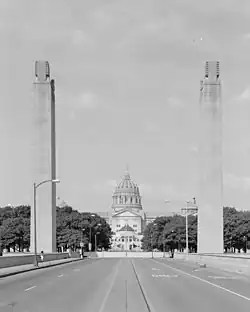 Вид на Капитолий со стороны моста Стейт Стрит (англ. State Street Bridge)