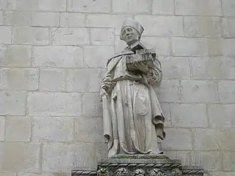 Статуя святого Памфилия на фронтоне Дворца Аннунциата, Сульмона, Италия