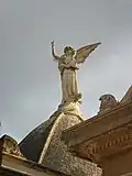 una estatua monumental que representa un ángel