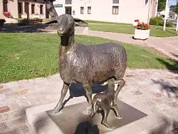 Статуя овцы с ягнёнком (Овца — символ города)