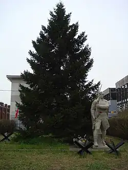 Архитектурно-скульптурная композиция в центральном сквере завода подъемно-транспортного оборудования им. С. М. Кирова, посвященная рабочим завода, погибшим в годы Великой Отечественной войны