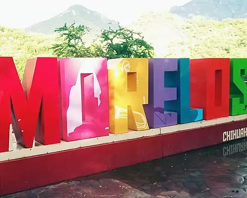 Стела на въезде в центр