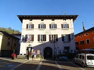 Здание муниципалитета Кастель-Ивано в Стриньо.