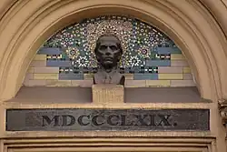 Бюст на фасаде церкви.