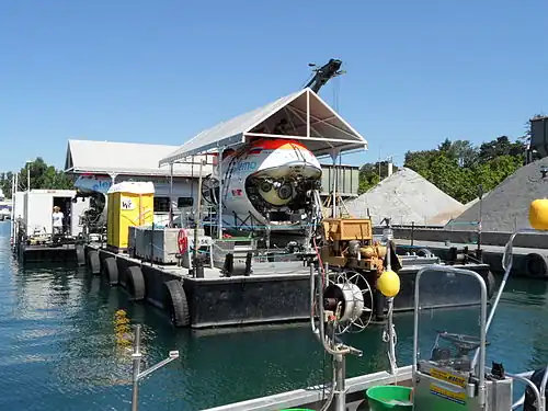 «Мир-1» Анатолия Сагалевича (слева) и «Мир-2» Евгения Черняева (справа) в порту Лозанны (Швейцария) на Женевском озере, 2011.