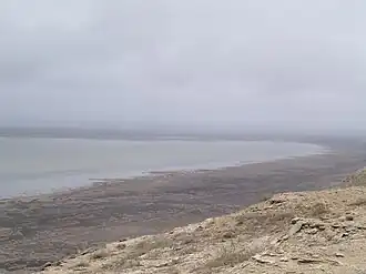 Вид на озеро с чинка плато Устюрт