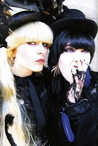 Сью Деним и Ди Плюм