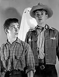 С Уиллом Хатчинсом[англ.] (справа) в сериале «Сахарная нога[англ.]», 1958.