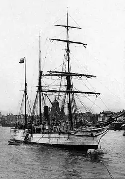 Шхуна «Святая Анна» в реке Неве, возле Благовещенского моста в Санкт-Петербурге, перед началом экспедиции Г. Л. Брусилова