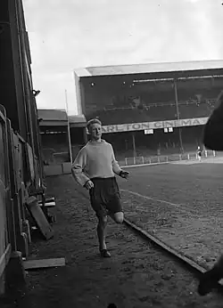 Памятник Айвору Оллчерчу возле стадиона «Либерти» в Суонси