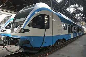 Stadler FLIRT на пригородной железной дороге.