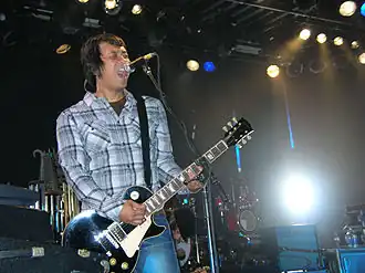 Джером играет на гитаре