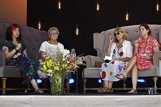 Анка Групиньская (вторая слева)