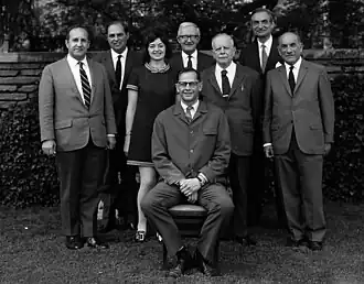 На симпозиуме 1970 года. Слева-направо Ирфан Шахид, Дэвид Бивар, Аверил Кэмерон, Филипп Грирсон[англ.], Андраш Алфёлди, Ричард Эттингаузен[англ.], Илья Иосифович Бикерман и Ричард Фрай (сидит)