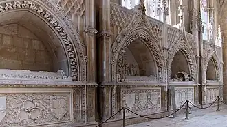 Гробница Изабеллы и Педру в монастыре Баталья (крайняя справа)