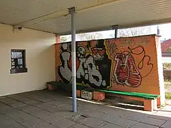 Под крышей пассажирского павильона