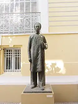 Скульптурный портрет вьетнамского учёного Чыонг Винь Ки. Музей изящных искусств, город  Хошимин, Вьетнам.