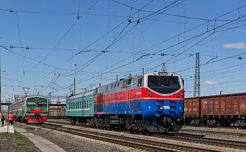 Тепловоз ТЭ33А-0228 c пригородным поездом № 6813 Троицк — Кустанай и электропоезд ЭД4М на станции