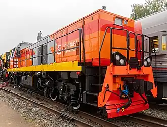 ТЭМ10-001 на железнодорожном салоне «PRO//Движение.ЭКСПО»:вид на большой капот и правый борт (вверху);вид на малый капот и левый борт