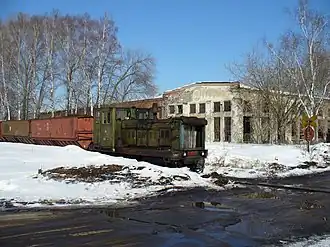 Состав с торфом проходит станцию Керва узкоколейной железной дороги (2006 год)