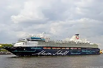 Mein Schiff 1 покидает Гамбург