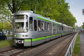 Длинный поезд, состоящий из TW 2000 и двух TW 2500, прямо перед остановкой Шаумбургштрассе.