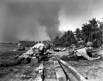 Американские солдаты во время высадки на пляже Талисей, 26 марта 1945 года