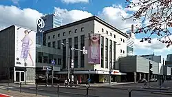 Вид на универмаг с перекрёстка бульвара Эстония и улицы Каубамая, 2021 год