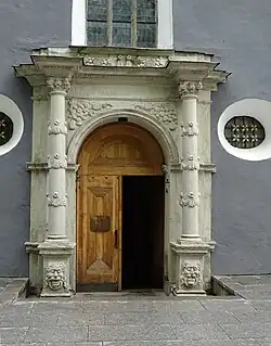 Входной портал в усыпальницу