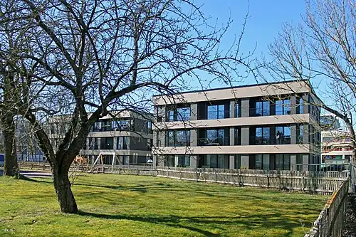 Справа — ул. Пурье, дом 7 (2020 год)