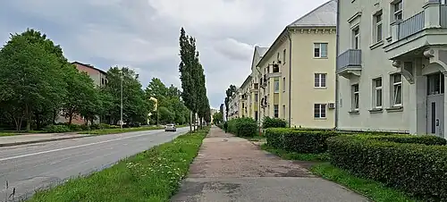 У перекрёстка с улицей Лыйме (справа дома 71 и 69)