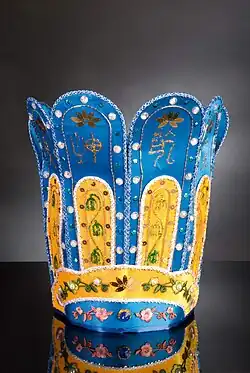 Там Куам Мао (Tam Quam Mao) носят кардиналы Синей ветви Каодаизма