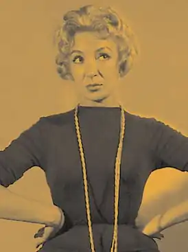 Будет ли молодая актриса ростом 1,80 м и в одежде 43 выбрана романтической героиней следующего фильма? Сможет ли она пробудить желание дежурного главного героя? Послужит ли он образцом для девочек-подростков? В 1940-е годы и в среде, где господствующим стереотипом был кто-то другой, это невозможно! — краткое описание фотографии актрисы