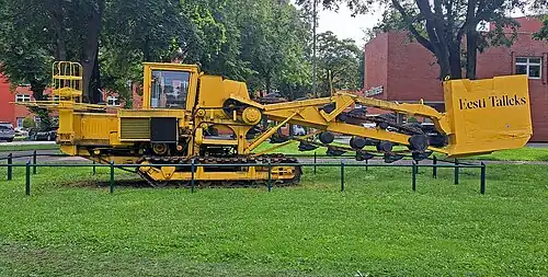 Памятник-экскаватор перед зданиями бывшего завода «Таллэкс»