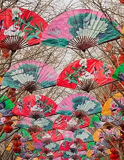 Праздничное оформление веерами Храма Земли в Пекине