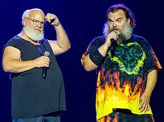 Группа Tenacious D в 2023 году.Слева направо: Кайл Гэсс и Джек Блек