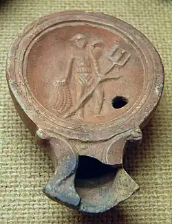 Терракотовая масляная лампа с изображением гладиатора с трезубцем и сетью