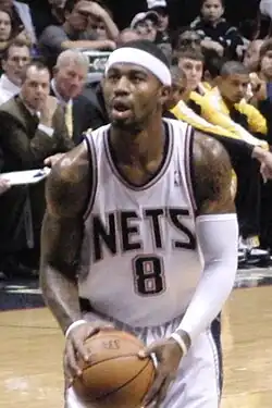 Уильямс выполняет штрафной бросок в игре за «Нью-Джерси Нетс»