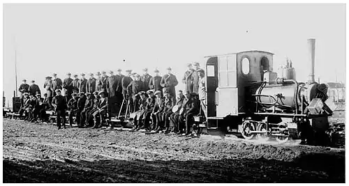 Персонал тюрьмы Ушуайя рядом с паровозом, 1920 год