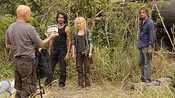 Человек в Чёрном показывает Клэр, Саиду и Сойеру взрывчатку C-4