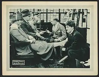 Фред Гудвинс (в клетчатом костюме) в фильме «Контролёр универмага»