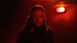 Элли (Белла Рамзи) готовится пытать Нору. Сцена очень напоминает версию из игры, а её освещение отражает гнев Элли. Игра Рамзи удостоилась похвалы.