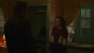 Элли спорит с Джоэлом, который хочет, чтобы их пути разошлись. Этот отрывок почти идентичен сцене из видеоигры, удостоившись похвалы за игру Беллы Рамзи и Педро Паскаля