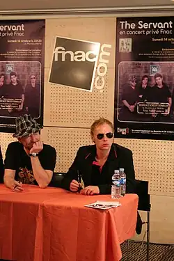 Раздача автографов на сессии в Fnac Saint-Lazare (Париж, Франция)