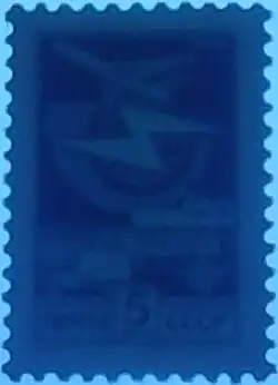 При УФ-излучении с длиной волны 254 нм на флуоресцентном фоне