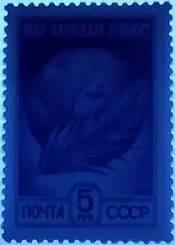 При УФ-излучении с длиной волны 254 нм на флуоресцентном фоне