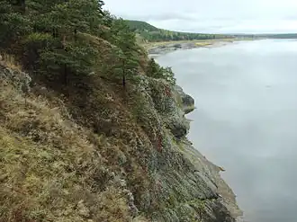 Скалистый берег Томской писаницы