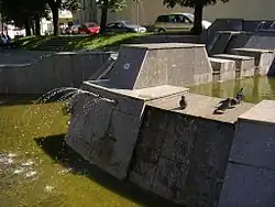 Фонтан на фоне улицы Шварцо