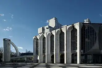 Речной фасад театра